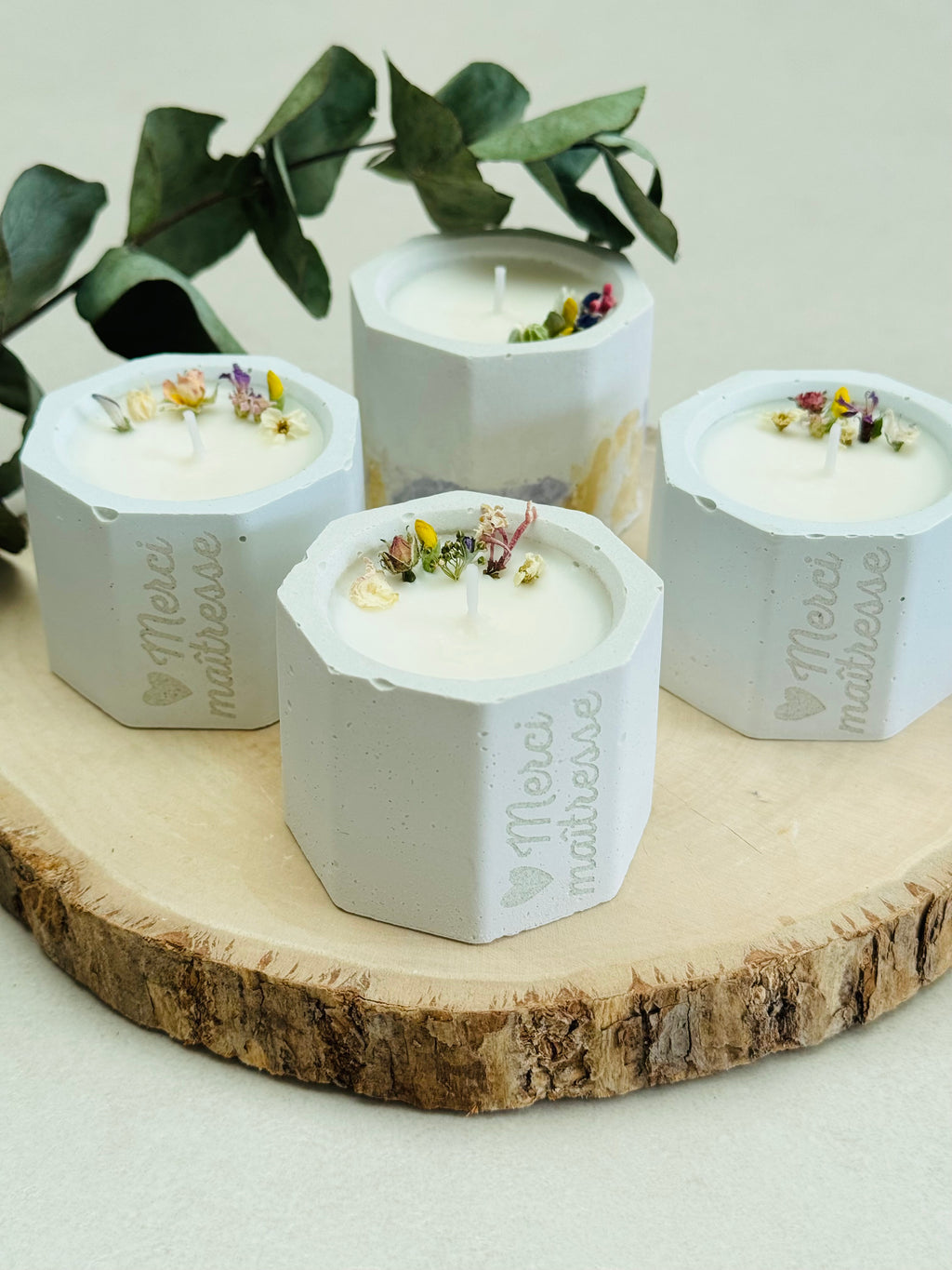 Bougie parfumée avec fleurs séchées multicolores et gravure 'Merci maîtresse' sur tranche de bois