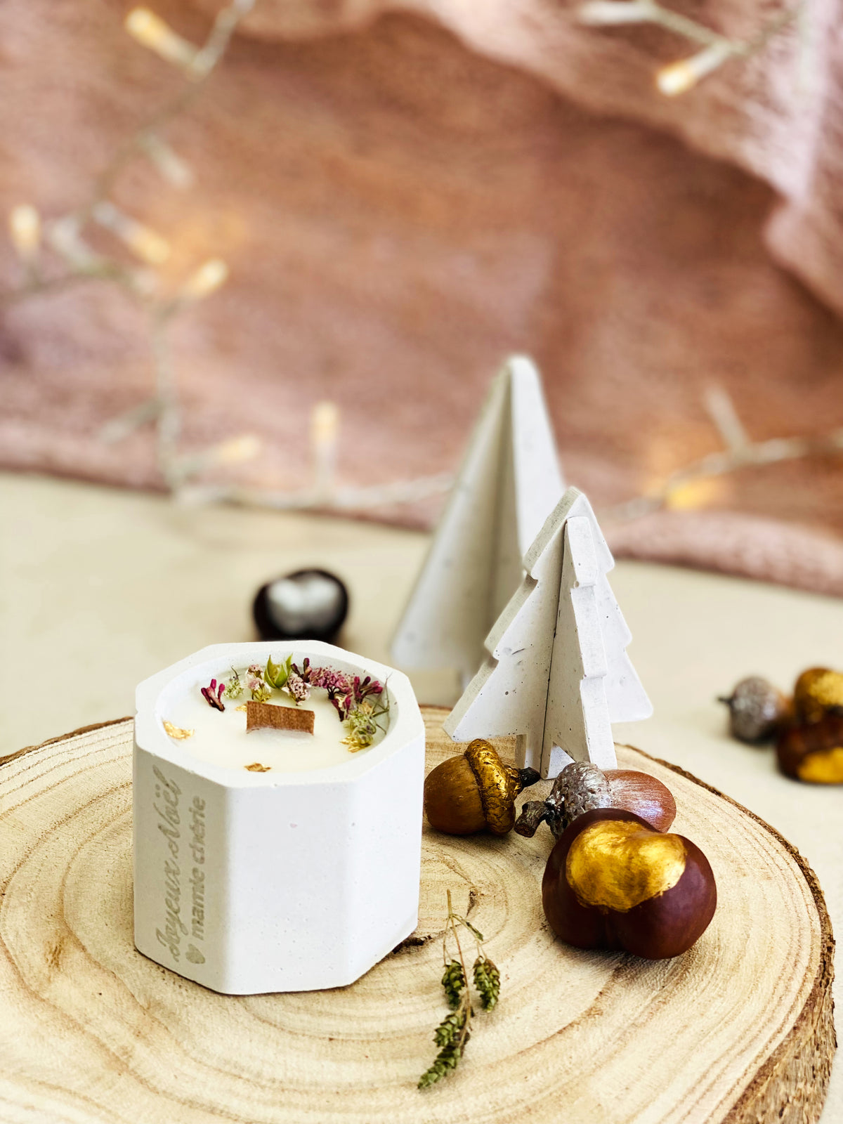 Bougie fleurie en béton blanc avec gravure 'Joyeux Noël mamie chérie' et décorations festives