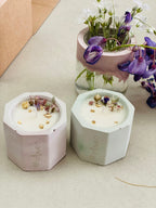 Bougie personnalisée en béton rose et vert d'eau avec nom 'Ana' et fleurs séchées