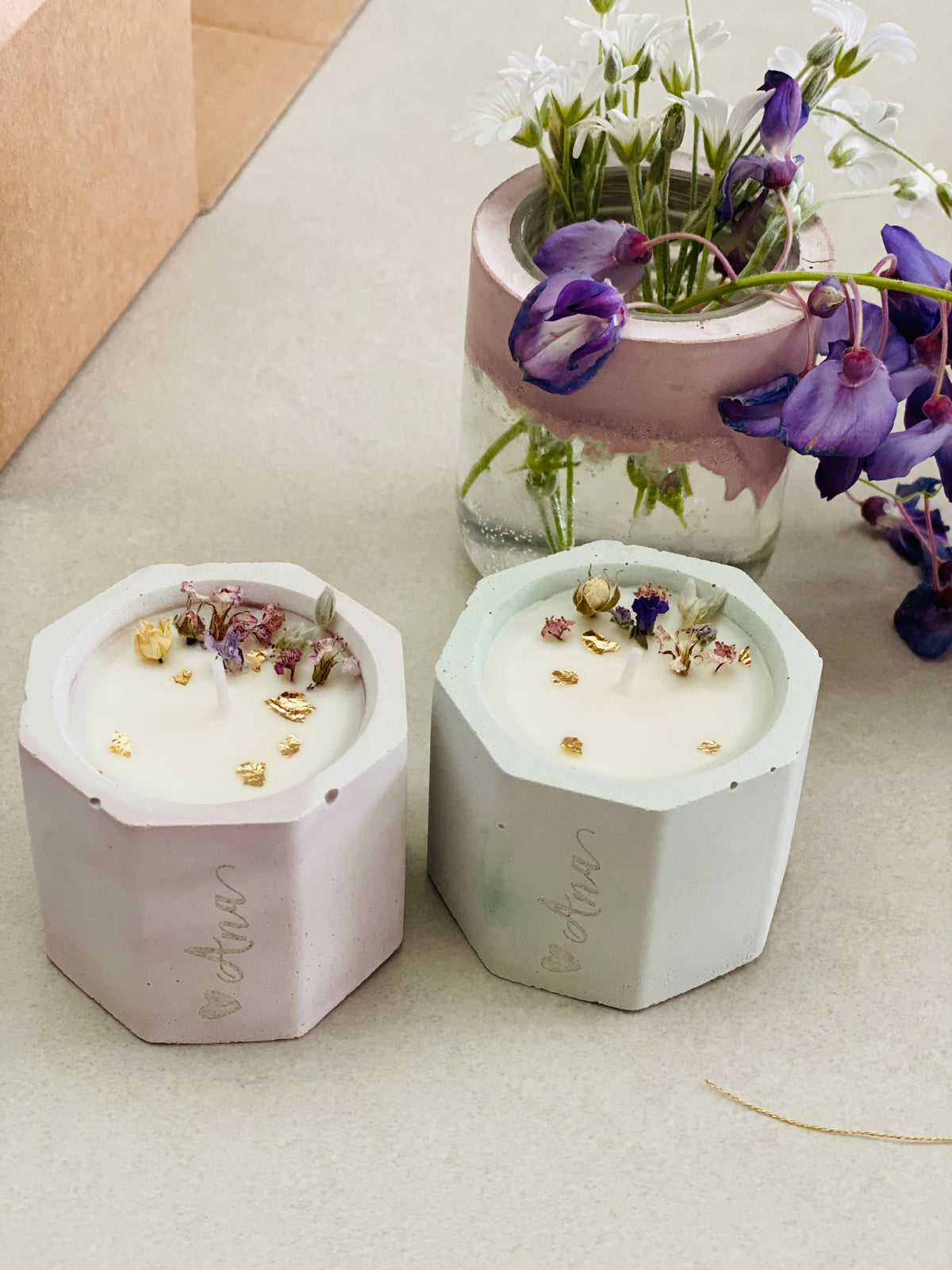 Bougie personnalisée en béton rose et vert d'eau avec nom 'Ana' et fleurs séchées