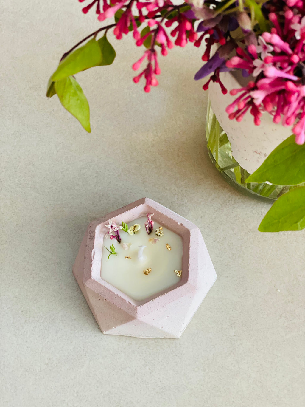 Bougie géométrique rose pâle à fleurs séchées et paillettes dorées