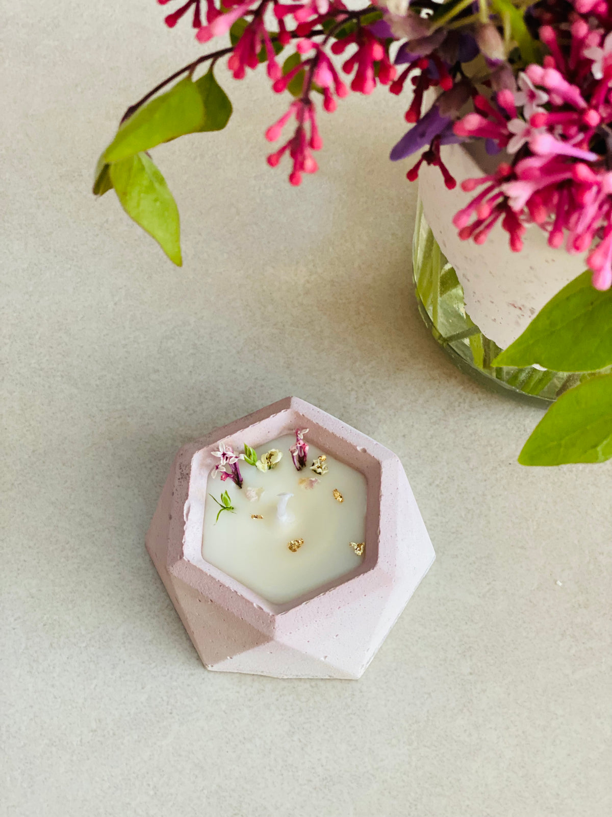 Bougie géométrique rose pâle à fleurs séchées et paillettes dorées