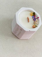 Bougie parfumée rose avec mèche en bois, fleurs séchées et gravure 'Marraine d'amour'