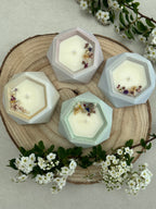 Bougies fleuries décoratives sur support bois avec fleurs fraîches