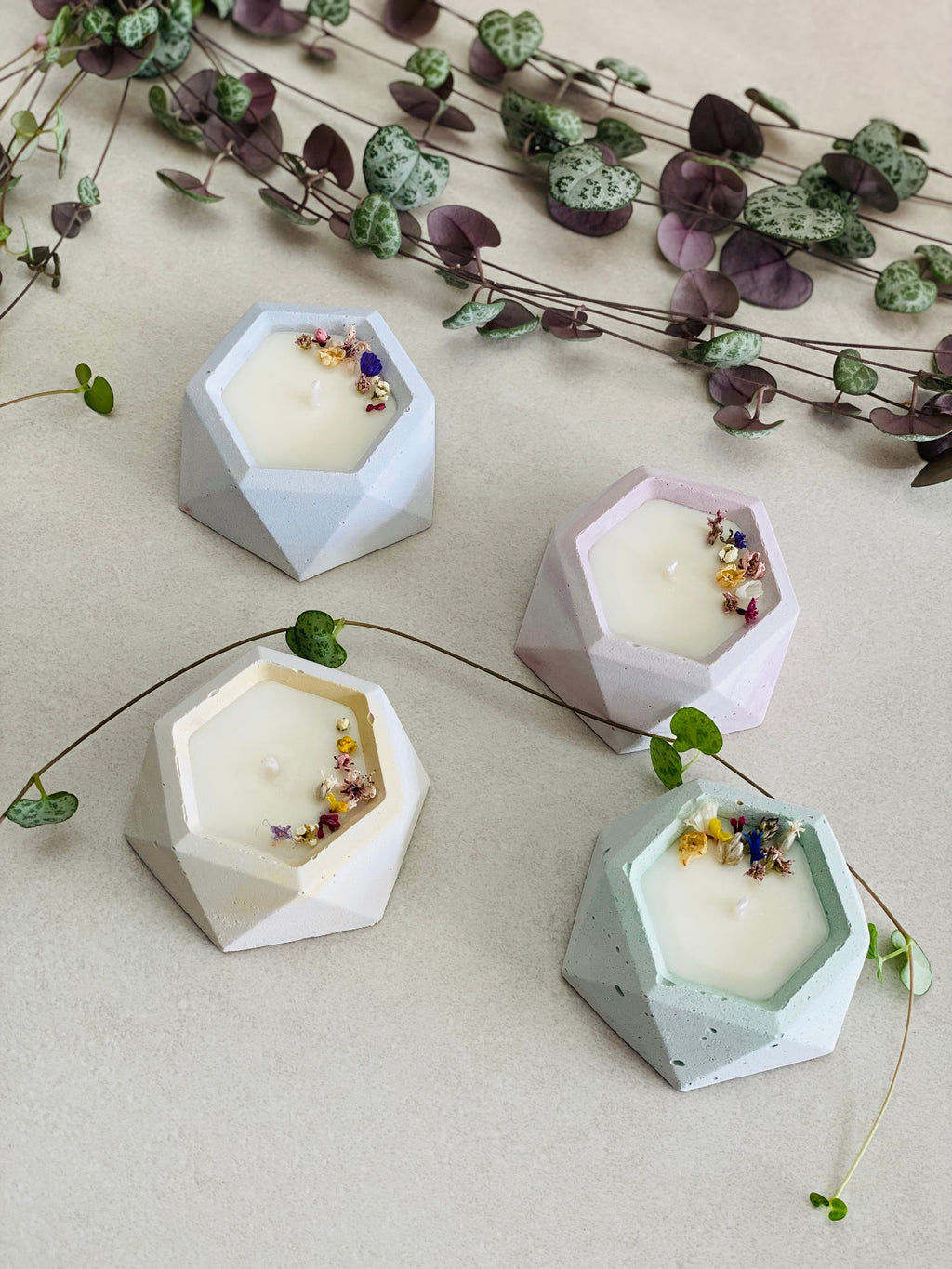 Bougies artisanales colorées garnies de fleurs séchées 