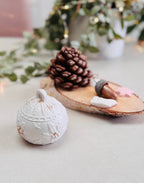 Bougie avec couvercle blanche en forme de boule de sapin 