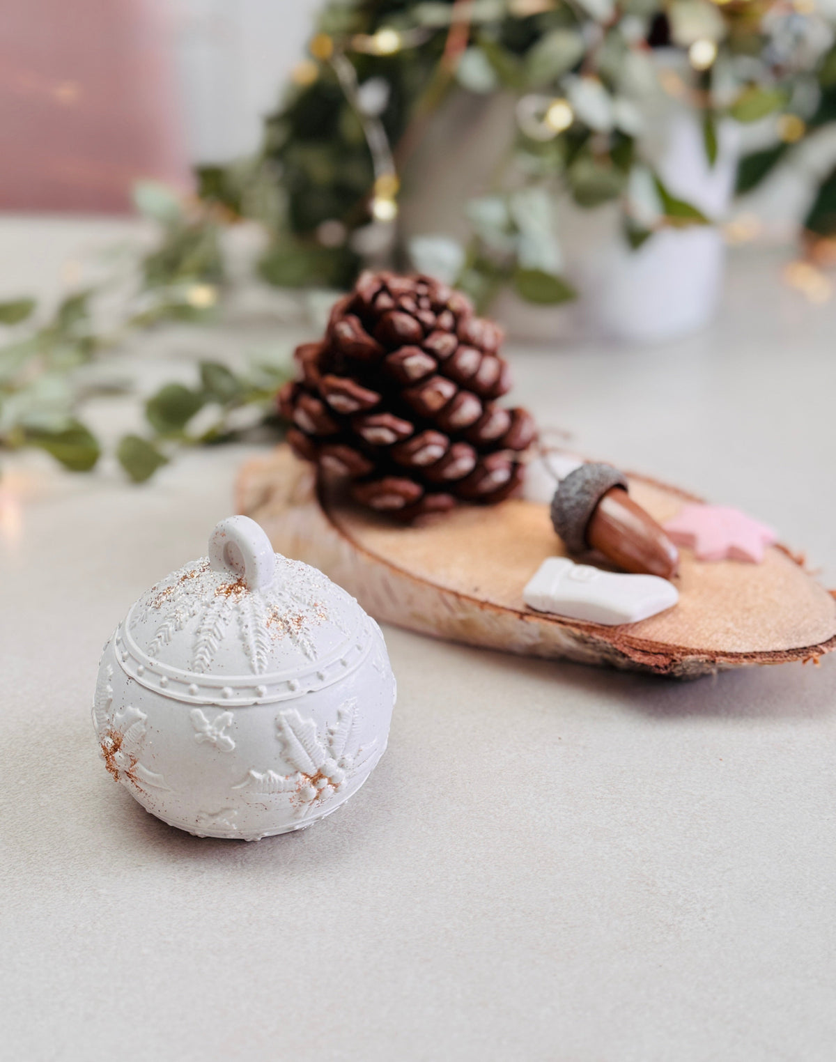 Bougie avec couvercle blanche en forme de boule de sapin 
