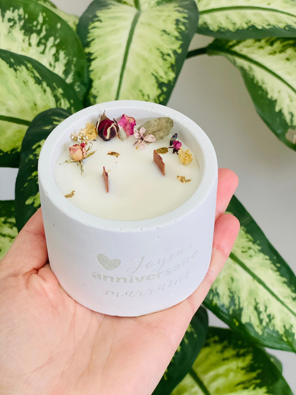 Bougie avec fleurs séchées joyeux anniversaire  