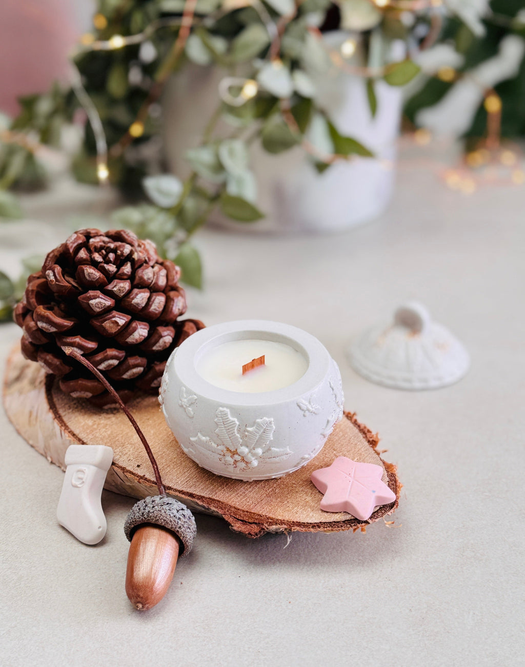 Bougie festive au cœur d’une composition de Noël