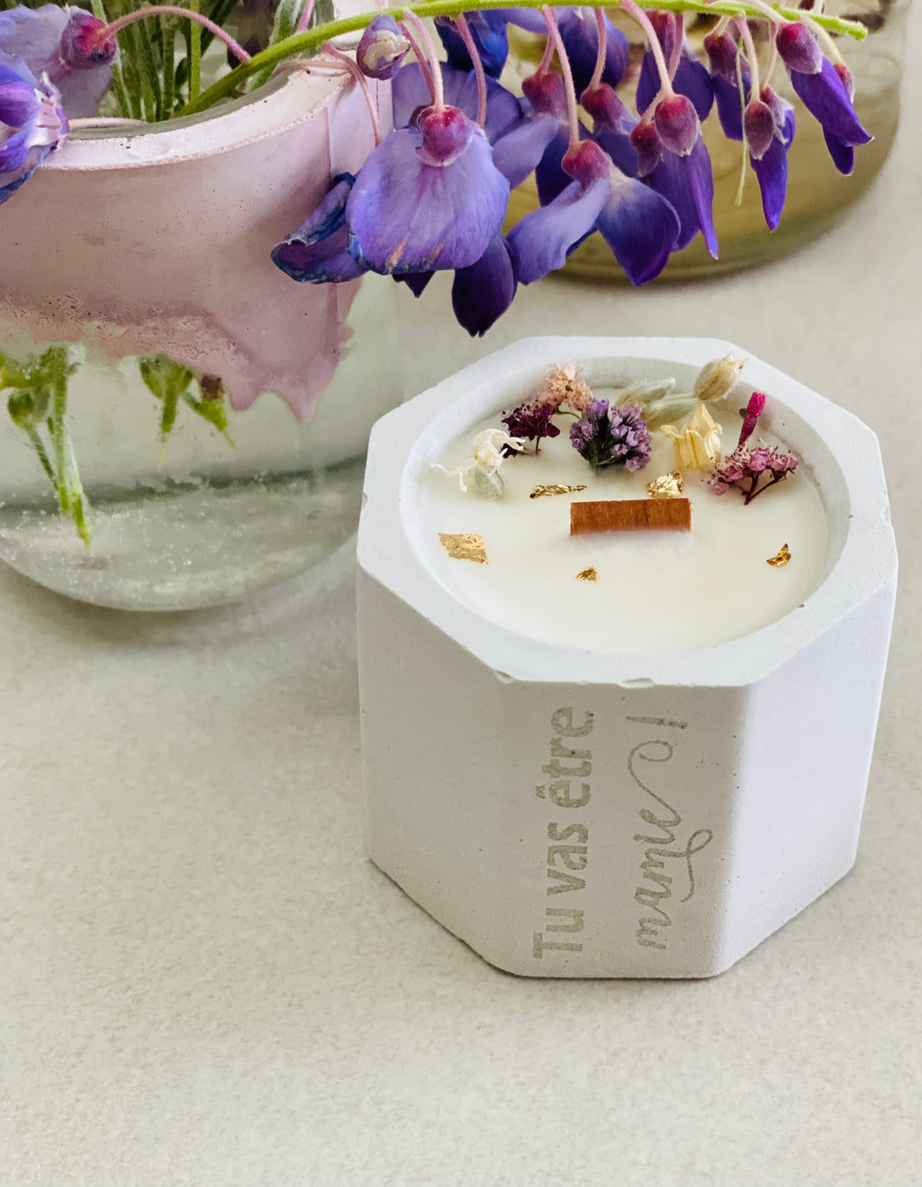 Bougie parfumée aux fleurs violettes et blanches avec gravure personnalisée 'Tu vas être mamie !'