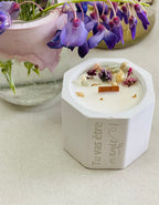 Bougie parfumée aux fleurs violettes et blanches avec gravure personnalisée 'Tu vas être mamie !'