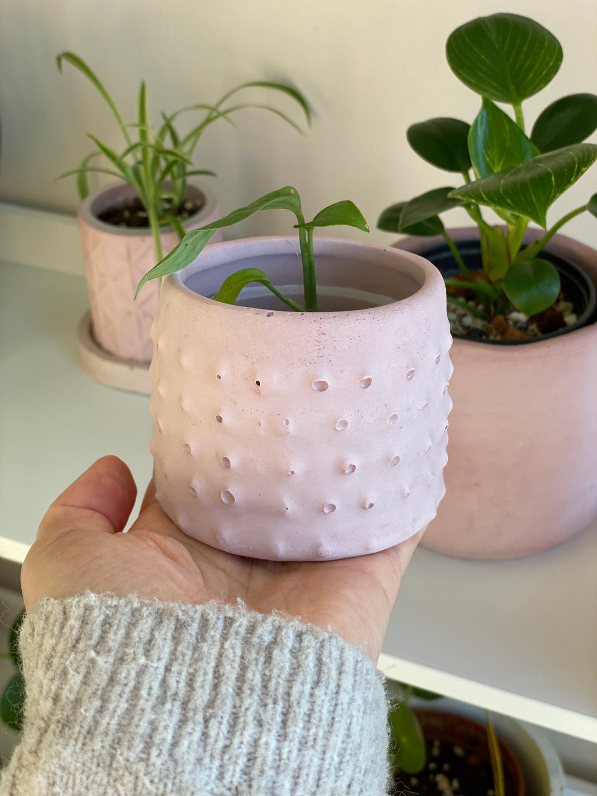 Cache-pot en béton rose clair design picot 