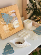 Coffret cadeau de Noël fait main présenté dans une boîte kraft avec bougie naturelle et créations artisanales françaises