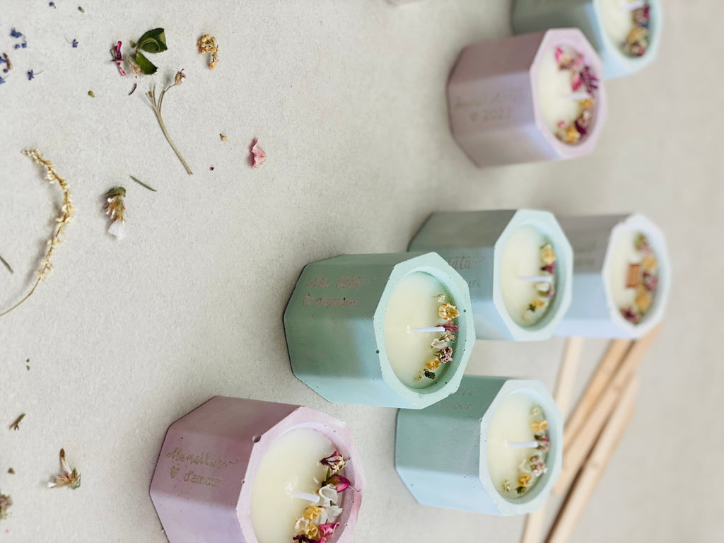 Bougie parfumée hexagonale en béton pastel avec fleurs séchées et gravure personnalisée pour cadeau