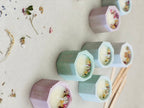 Bougie parfumée hexagonale en béton pastel avec fleurs séchées et gravure personnalisée pour cadeau