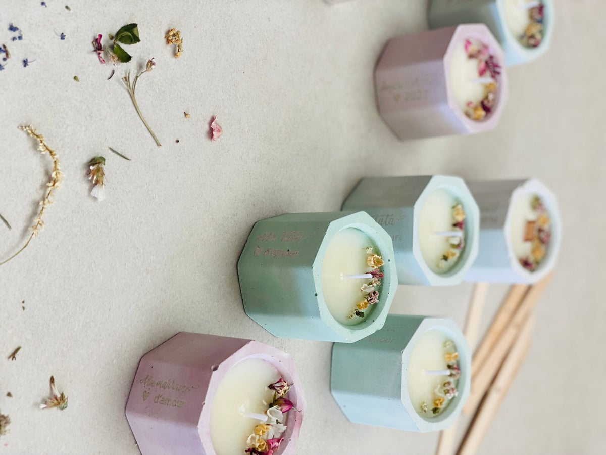 Bougie parfumée hexagonale en béton pastel avec fleurs séchées et gravure personnalisée pour cadeau