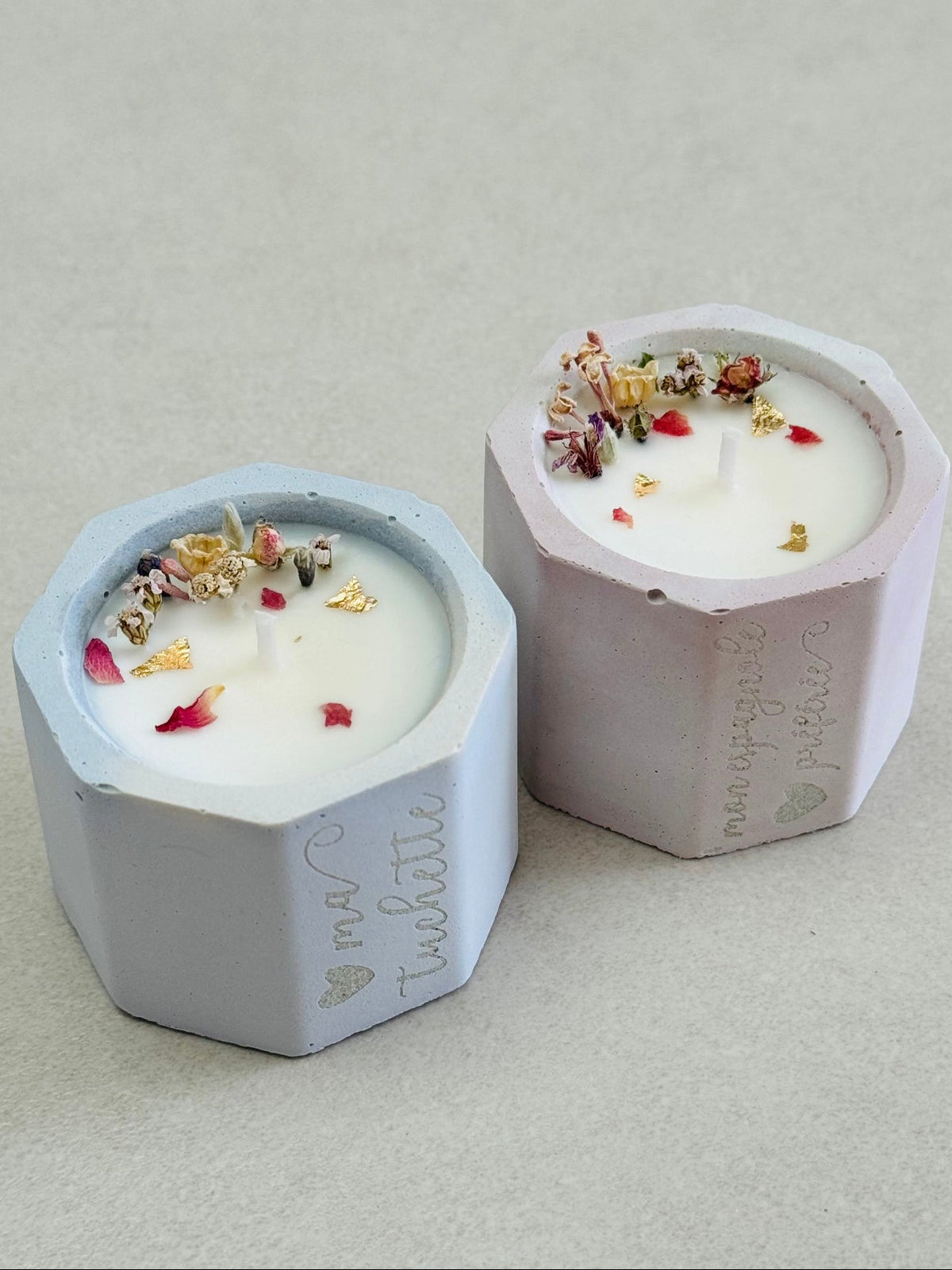 Deux bougies fleuries couleur pastel gravées 