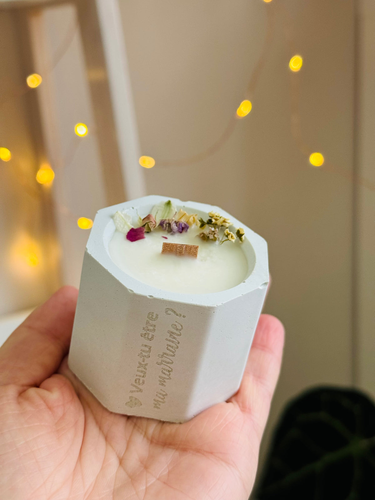 Bougie en béton gris clair avec gravure 'Veux-tu être ma marraine ?' et fleurs multicolores
