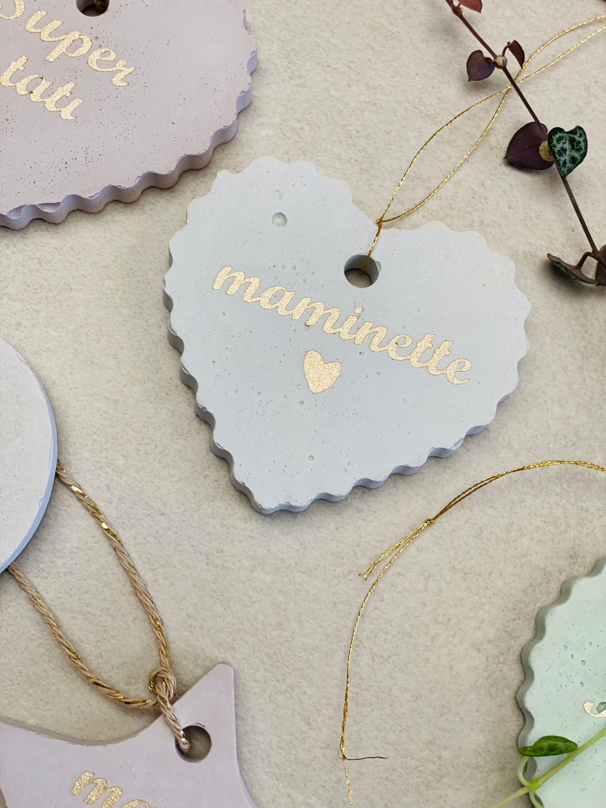 Les suspensions personnalisées pour maman ou mamie couleur pastel en forme d’étoile et de cœur 