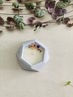 Une bougie fleurie bougeoir bleu clair 