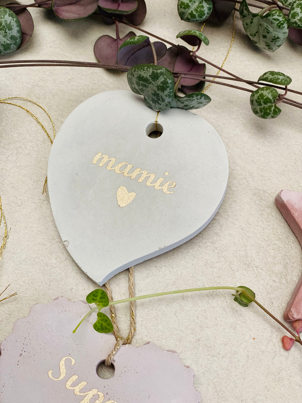 Une suspension blanche personnalisée pour mamie en forme de cœur 