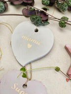 Une suspension blanche personnalisée pour mamie en forme de cœur 