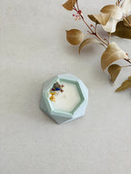 Une bougie fleurie bougeoir vert clair 