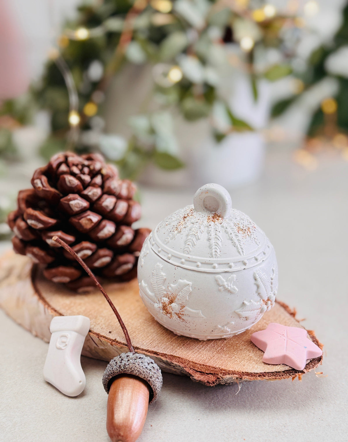 Bougie festive en forme de boule de sapin ambiance Noel 