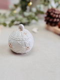 Bougie avec couvercle blanche en forme de boule de sapin 