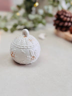 Bougie avec couvercle blanche en forme de boule de sapin 