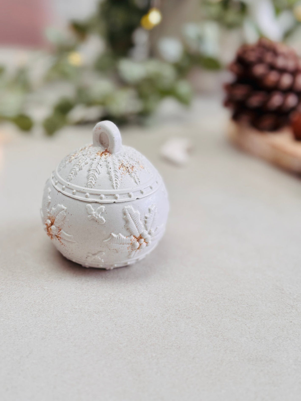 Bougie avec couvercle blanche en forme de boule de sapin 