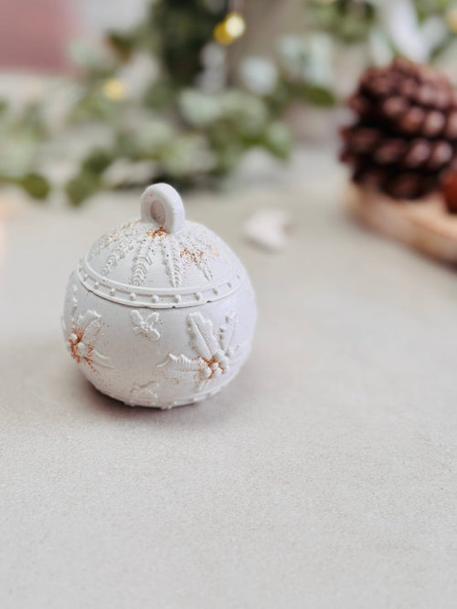 Bougie avec couvercle blanche en forme de boule de sapin 
