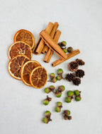 Kit de décoration naturelle d’automne avec glands, cannelle, orange séchée et pommes de pin
