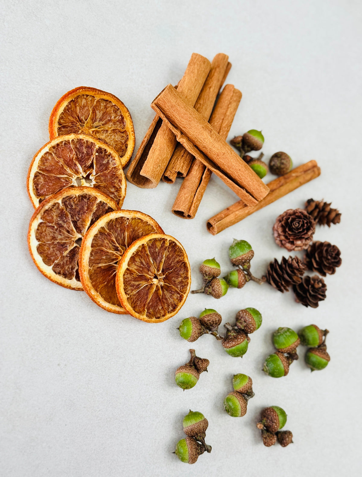 Kit de décoration naturelle d’automne avec mini glands, cannelle, orange séchée et pommes de pin
