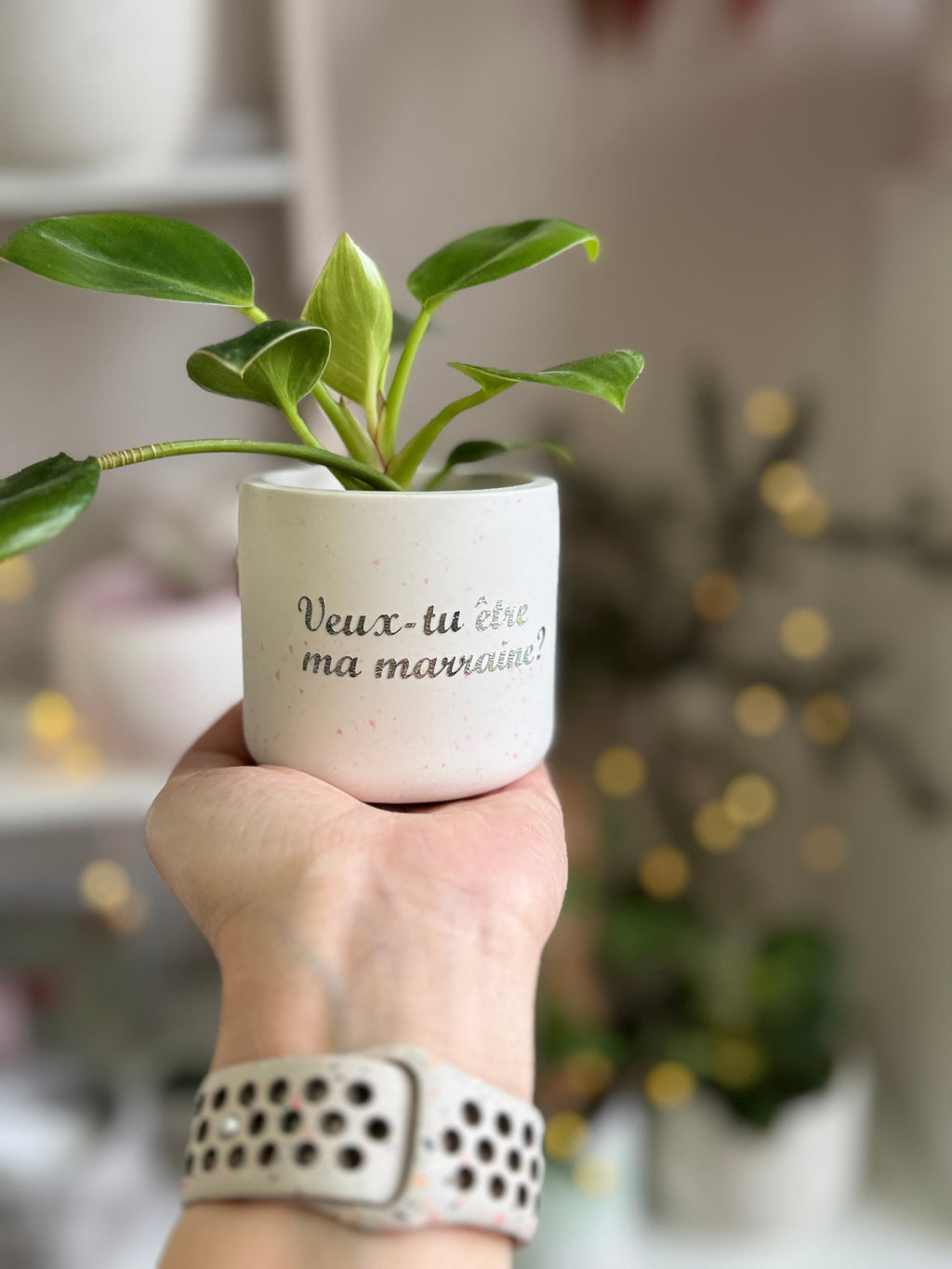 Petit pot en Jesmonite avec le message personnalisé « Veux-tu être ma témoin ? », tenu dans une main.