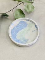 Support rond en béton motif craquelé coloris bleu vert 